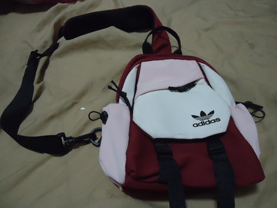 Adidas 紅+白色單斜肩背包,底寬度27*11cm,高度31cm,有使用痕跡.出清大降價