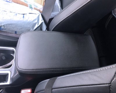 特賣-16-19款Toyota豐田RAV4中央扶手箱套榮放手扶箱套汽車內飾改裝翻新皮套（要什麼色請留言謝謝！）