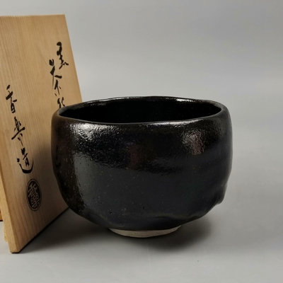 。香樂作日本黑樂燒抹茶碗。未使用品，有一裂紋。見圖