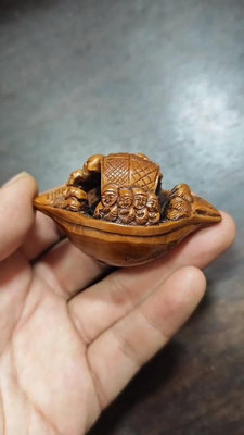 下鄉收貨，大橄欖核雕刻人物小船一顆，雕工精美，皮殼包漿漂亮，