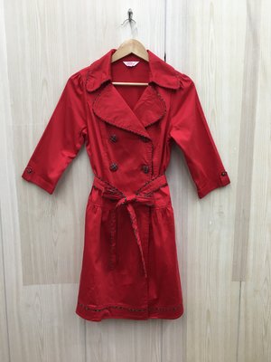 【愛莎＆嵐】 POONE 女 紅色翻領鈕扣長版五分袖風衣外套/F 11202 23