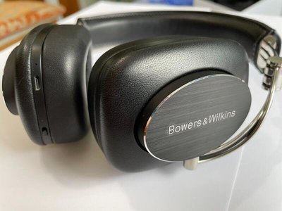 Bowers &amp; Wilkins P7 無線＋有線耳機、附輕旅行之防潑水硬殼保護套 - 展示品 95成新
