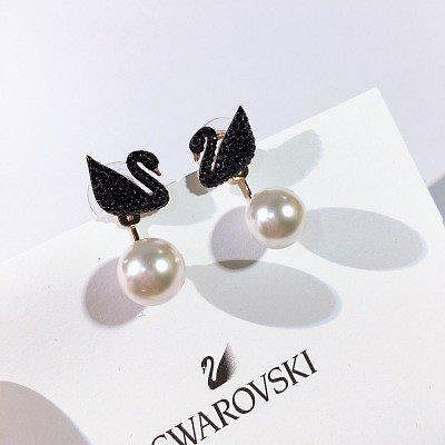 【潮尚飾界】】Swarovski施華洛世奇黑色天鵝 ICONIC SWAN 後掛式 珠光女耳環 防過敏兩用耳飾