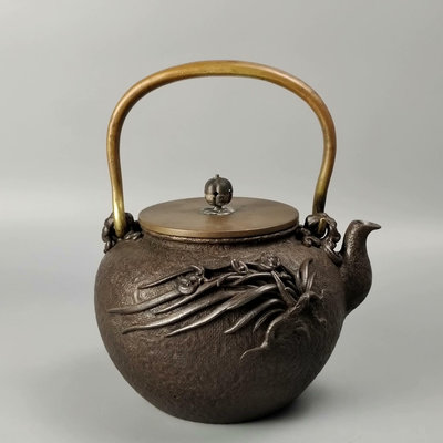 。京都龜文堂造日本鐵壺老鐵壺。蘭蟹紋（蘭花螃蟹