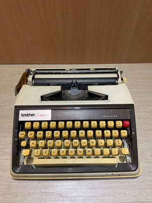 早期Brother打字機Echelon 77 機械式 （沒有附提盒 ）傳統打字機 拍戲 懷舊 珍藏 擺飾 零件 二手