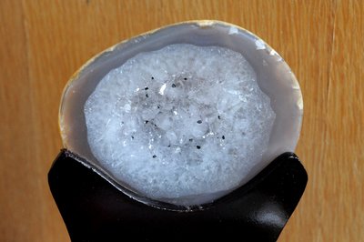 【新社 水晶】烏拉圭 藍 白雙色玉瓍  瑪腦聚寶盆 重量:2.45kg(含木座)