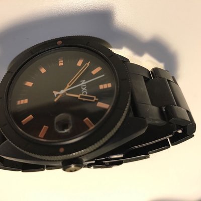 NIXON日本品牌手錶，錶帶有些小刮傷，不介意的再下標～錶徑42mm