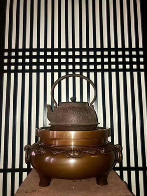 日本銅火缽，品相極好。1200ML鐵壺為對比用。
