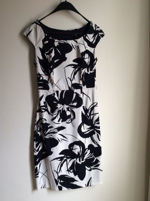 全新加拿大 le chateau 黑白花卉小苞袖洋裝/連身裙/S號/原價$4500/廉讓 $980