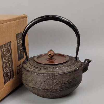 日本制京都鐵壺，斑紫銅壺蓋，提梁鑲銀，容量1000毫升，高1