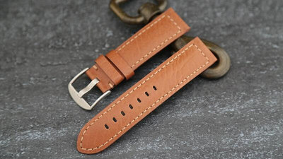 大型紳士錶必備,Banda 22mm水牛皮紋路,焦糖棕色直身真皮錶帶,棕色縫線