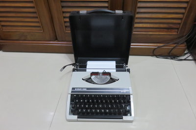 【讓藏】早期收藏,SR100,,,,MADE IN JAPAN,日本製打字機,鐵殼打字機,,功能正常,品項優