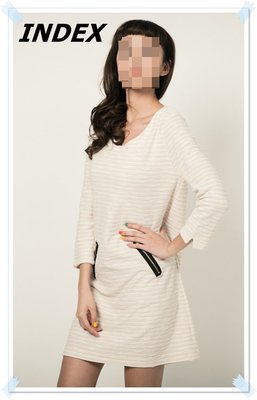 。INDEX(OZOC)【全新專櫃商品】米卡其 日系清新款白色亮蔥波浪條紋側拉鍊口袋圓領八分袖棉質洋裝。M號
