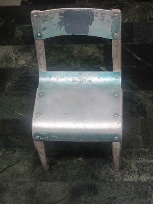 收藏美軍早期所留下來的一把小鐵椅,意義非凡少見啊!
