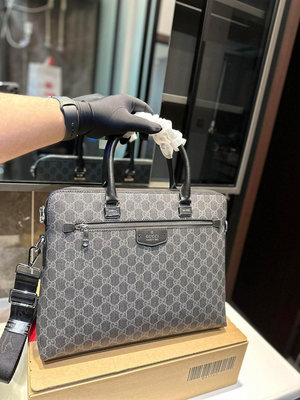 【小老虎全球購】皮Gucci公文包 最新男士包大容量超級實用 簡約風、符合現代年輕人的審美、男士手包、但是又偏休 N.O40259