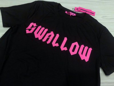 JFK 英國設計品牌 MCQ SWALLOW 黑底/桃紅LOGO配色 短袖T恤