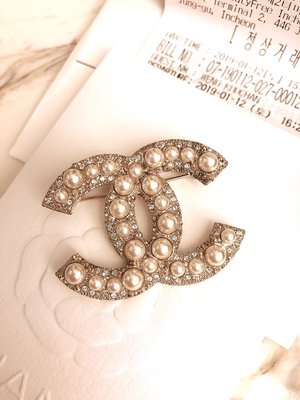 （已售）全新專櫃正品可送禮✨香奈兒Chanel珍珠水鑽雙C logo經典款胸針