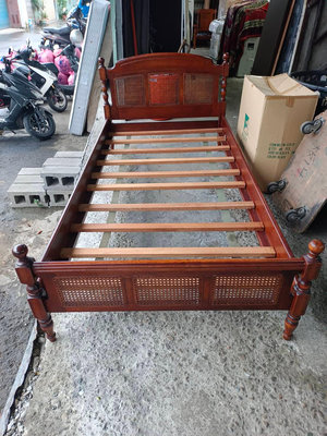 【尚典中古家具】紅柚色復古3.2呎單人床架 中古/二手/床架.復古床架