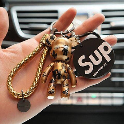 台灣現貨潮牌Supreme汽車鑰匙扣女暴力熊掛件鑰匙鏈女男女款情侶包包掛件 汽車室內潮牌鑰匙扣    正品賣場