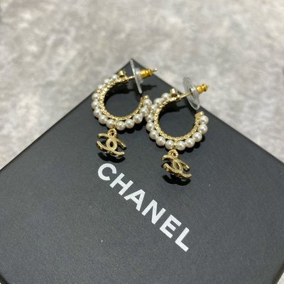 Chanel 耳環 珍珠 Logo 《精品女王全新&amp;二手》