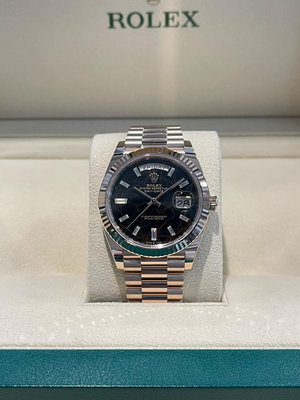 ROLEX  勞力士  DAY-DATE 40  尊貴腕錶的典範 228235-0045 赤鐵石英面 方鑽刻度 18K永恒玫瑰金 元首型錶帶