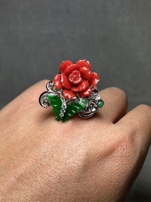 早期收藏老料有機寶石紅珊瑚雕刻藝術熾熱的薔薇玫瑰花鑲嵌玉蝴蝶盛開綻放款戒指