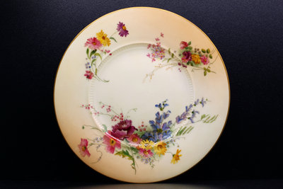英國皇家伍斯特 ROYAL WORCESTER 象牙暈底色  手繪花束盤 23.5CM(1)