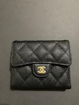 Chanel AP0231，經典黑荔枝金三折短夾。