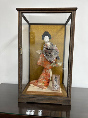 日本和服藝妓人偶 日本製造的玻璃框 可開框門的稀有品 框高54.5公分x寬33.4公分x深27.6公分 古董珍藏 擺飾 高級側拉門 精緻玻璃櫃