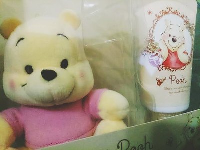 迪士尼 (台灣現貨) 小熊維尼絨毛娃娃玩偶 + 綠茶口味 滋潤護手霜 手部護理情人節禮盒