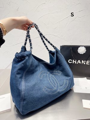 牛仔  小香Chanel 丹寧刺繡購物袋出貨，超級柔軟，親膚感特別好內里采用同質量牛仔布料超級好 NO81099