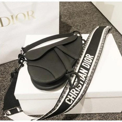 全新Christian Dior CD SADDLE 黑色黑扣 牛皮 車線翻蓋斜背包肩背包 馬鞍包B