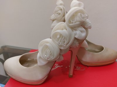[二手] "我可能不會愛你"專櫃 MY STOCK 婚鞋新娘鞋 米白色/白色花朵 高跟鞋 外拍鞋喜宴鞋訂婚鞋結婚鞋