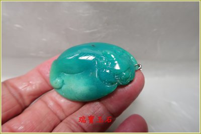 瑞寶玉石~天然藍玉髓(俗稱台灣藍寶)雕吊墬 總重約 123.9克拉【H6005】