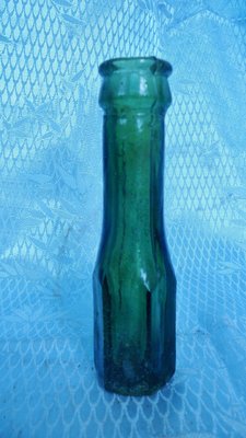 黑色小館~~4F34~~~早期綠色玻璃空酒瓶(約高14公分.寬4公分)