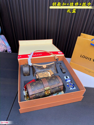 【二手包包】超值套盒 Lv 芭比龍絲巾鑰匙扣掛件（隨機）禮盒 尺寸20.10cmNO147118