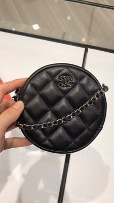 Chanel A81599 CC Filigree Vavnity Case Bag 迷你圓型荔枝紋鍊帶包 黑
