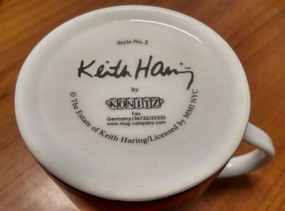 美國名藝術家Keith Haring畫作馬克杯，德國KONITZ製杯公司獲紐約市MMI（暫譯國際金錢管理）授權生產，有商標