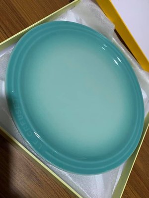 全新Le Creuset cool mint薄荷綠23公分圓盤一個