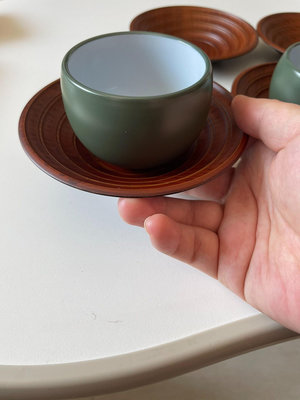 日本回流茶托，不知道是樹脂的還是木的，有點深度，挺好看的，正448