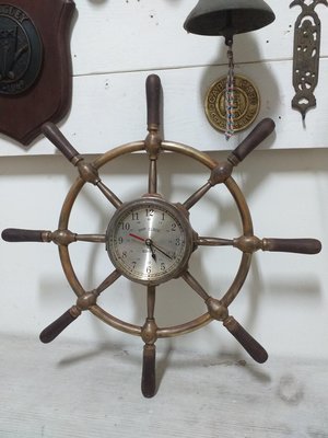 【港都收藏】老件銅船舵時鐘，此船舵時鐘握柄處木製原件完整，工業風擺飾好看，時間功能正常，直徑62公分，厚7.9公分。船鐘/銅鐘/船燈/拆船貨品。