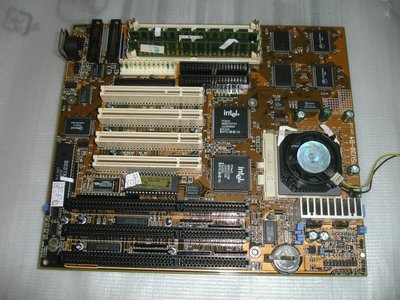 Tekram P5V30-B4 AT ISA主機板 + Pentium 166 MHzCPU + 16MB記憶體整套