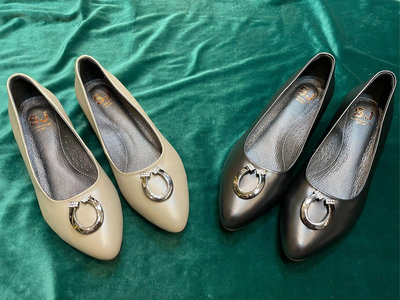 三輝皮鞋台灣製羊皮尖頭馬蹄鐵銀飾低跟高跟鞋，灰綠/黑色，零碼特價現貨MIT