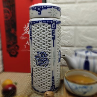 免運--(正)景德鎮青花瓷-茗品典藏--高級雙陶瓷保溫杯 ,簍空雕刻-手工彩繪-海納百川