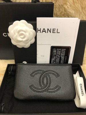 【Chanel 】櫃上缺貨款黑金荔枝皮超大雙ＣLOGO超夯款～一字拉零錢包小包必備