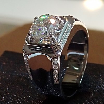 莫桑鑽2克拉男士戒指 寬版大器925純銀鍍鉑金指環 鑲嵌國產 鑽戒摩星鑽仿真鑽石  ZB鑽寶