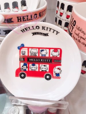 ♥小花凱蒂日本精品♥ Hello Kitty 凱蒂貓巴士 衛兵日本製 陶瓷盤 盤子餐盤 白色下午茶隨機89944400