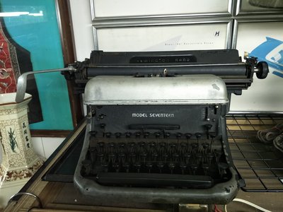 《51黑白印象館》復古懷舊風情 ~ 阿嬤級~ 早期辦公事務機具 美國雷明登Remington英文打字機 A