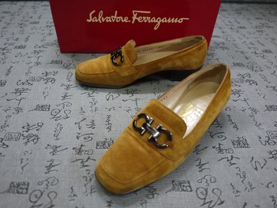 義大利製 Salvatore Ferragamo金屬馬蹄環飾麂皮低跟鞋 USA 4.5D EUR 33 JPN 21.5