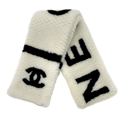 Chanel 羊絨圍巾，尺寸150cm x 16.5cm